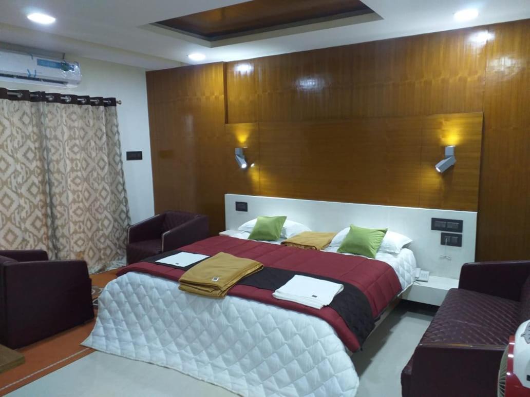 GRAND Meridian Vinnamangalam Bagian luar foto