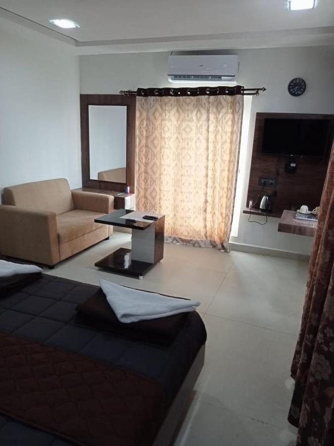 GRAND Meridian Vinnamangalam Bagian luar foto